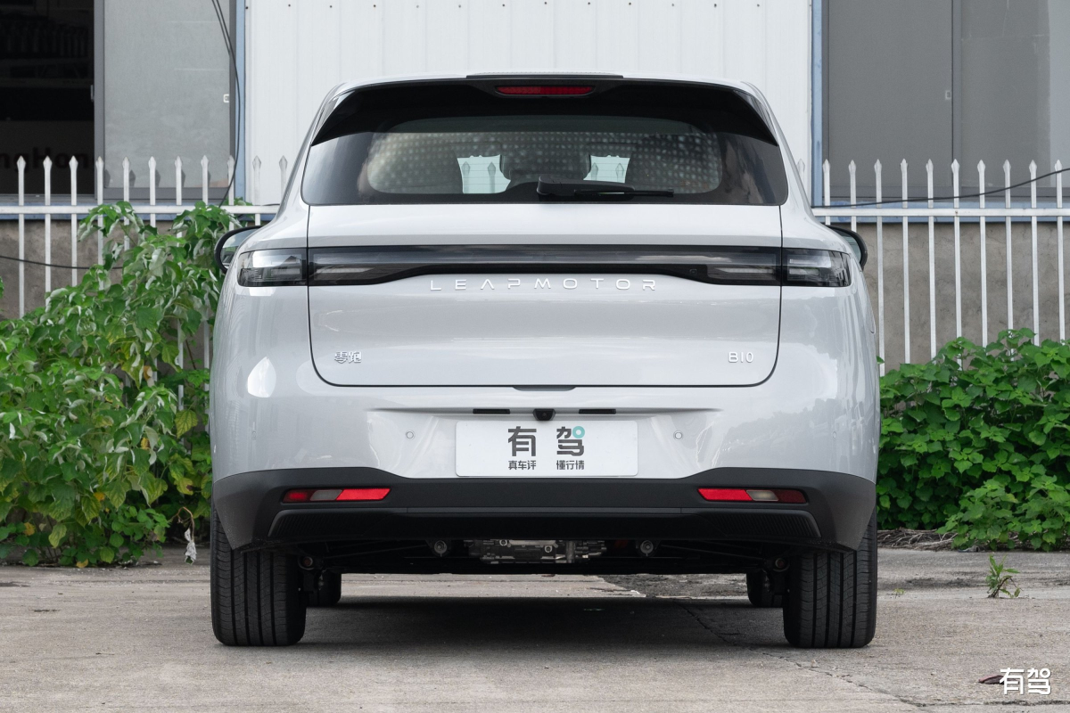 零跑 B10