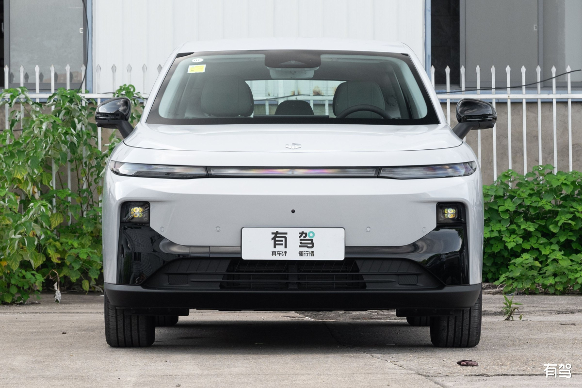 零跑 B10